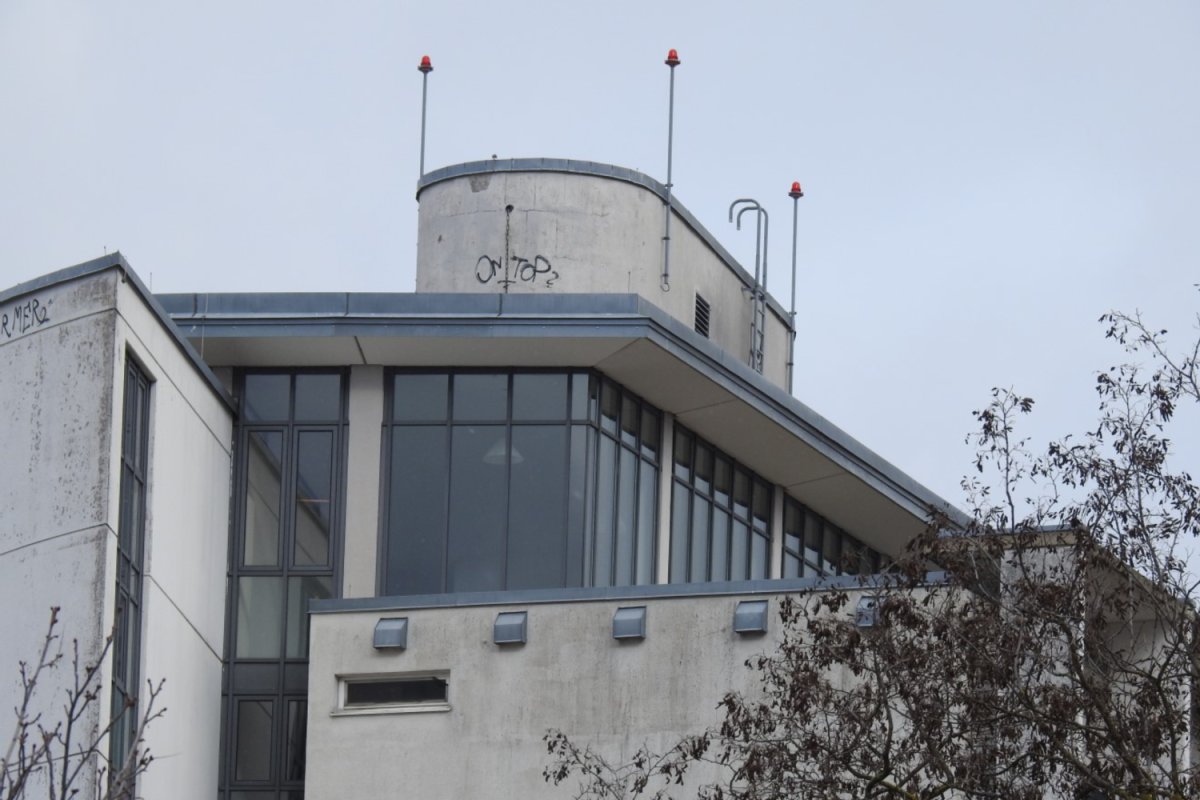 Förderung gebäudebrütender Vogelarten/ Fledermausarten, Foto: J. Trautner moderen Gebäudes - Obergeschoß mit Dachaufbauten