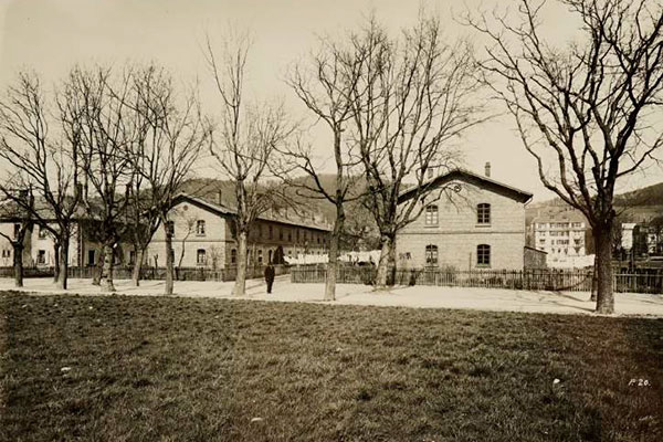 Knopfhäusle-Siedlung 2019 Farbfoto 2019 einer Straßenflucht mit 2 geschossigen Reihenhäusern (früher/heute)