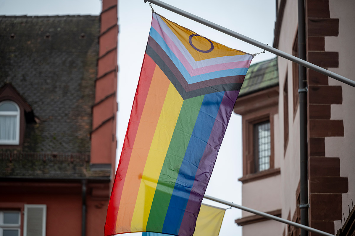 Regenbogenfahne am Rathaus