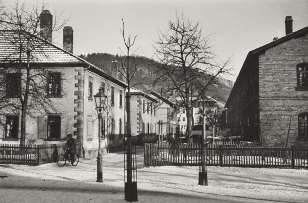Knopfhäusle-Siedlung 1929-30 Schwarz-Weiß-Foto einer Staßenflucht 1929 mit zweigeschossigen Reihenhäusern