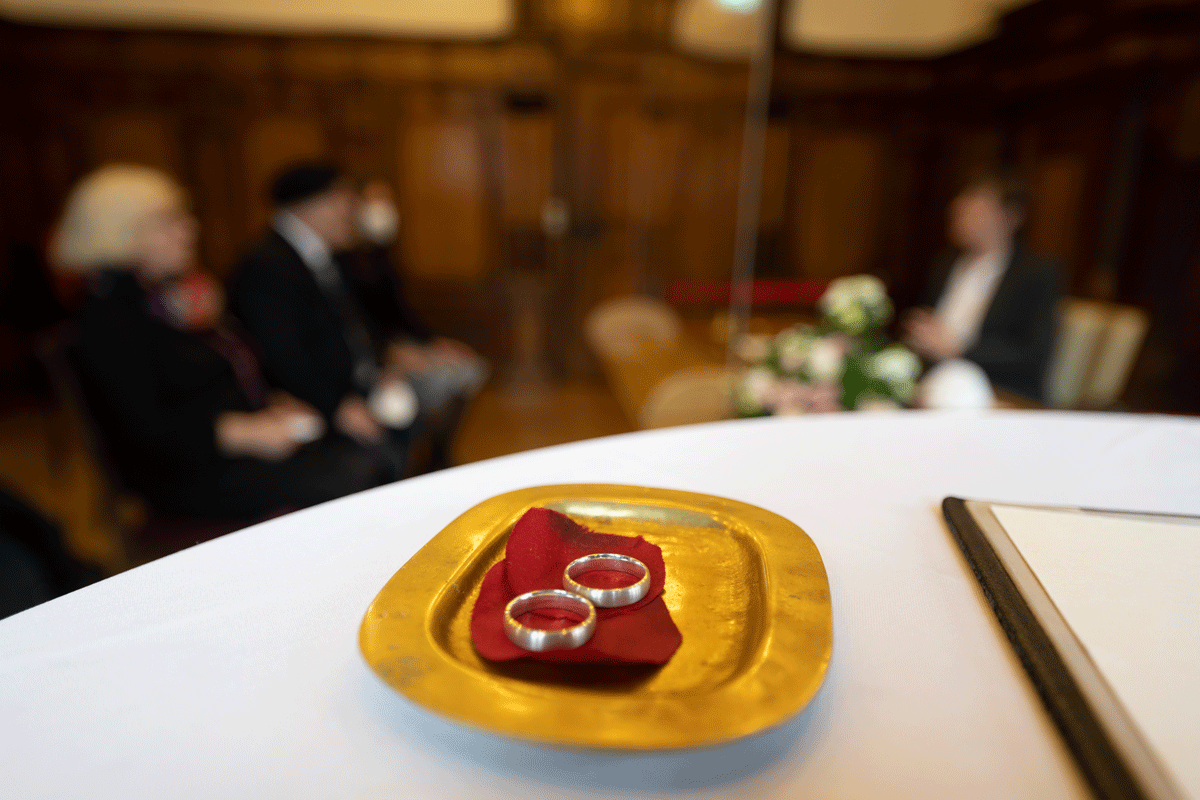 Zwei Ringe liegen auf einem Tisch