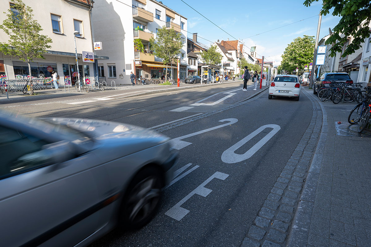 Auto fährt auf der Carl-Kistner-Straße