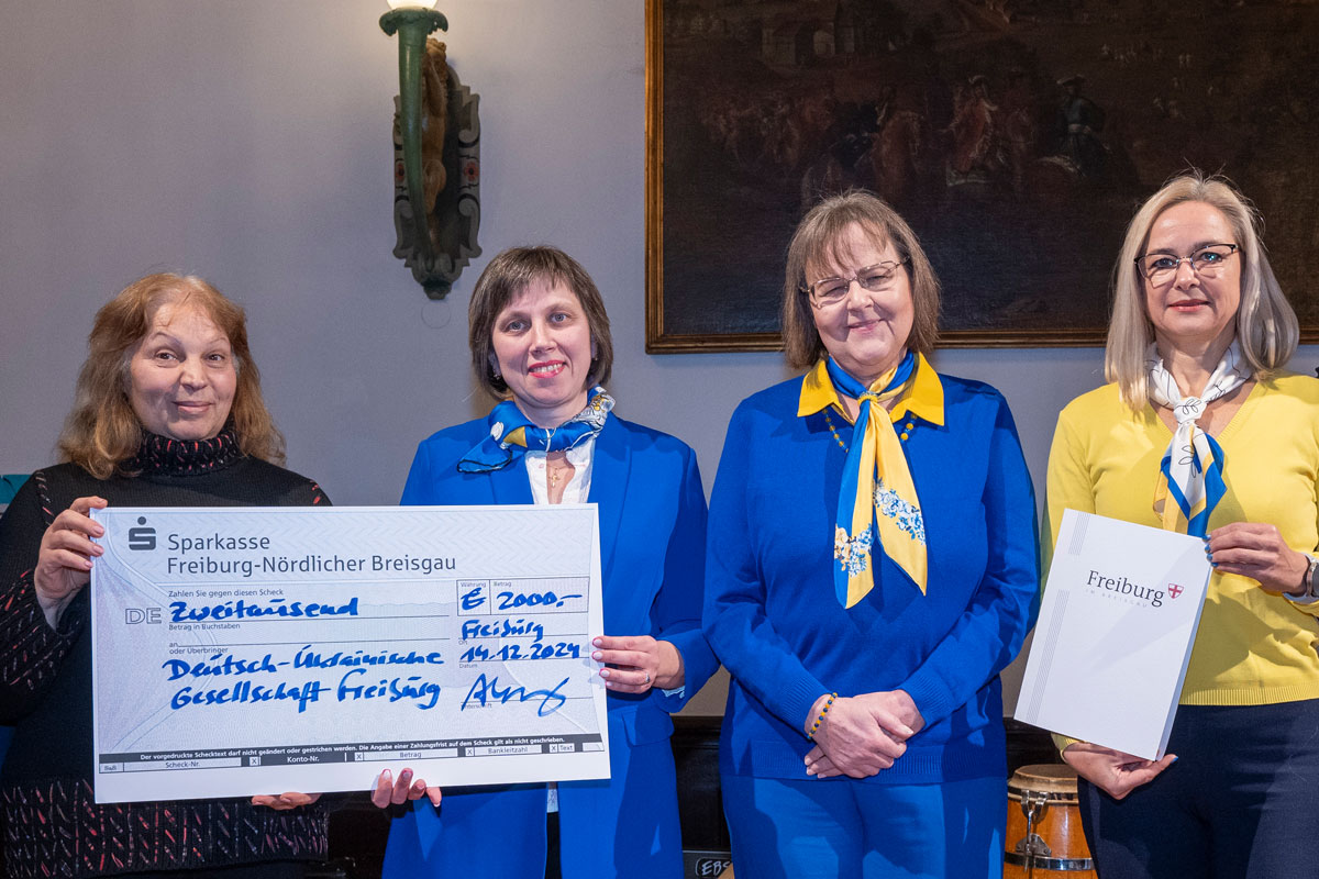 Vertreter*innen von der Deutsch-Ukrainischen Gesellschaft mit einem Spendencheck