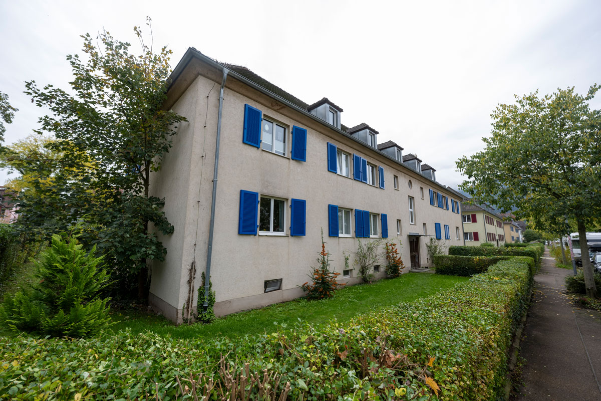 Wohnblock mit blauen Fensterläden.