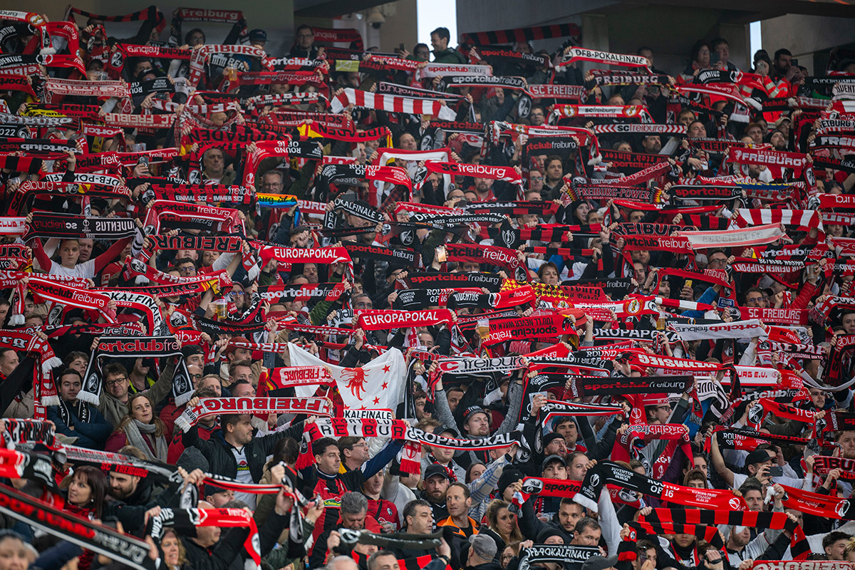 Publikum im SC-Stadion