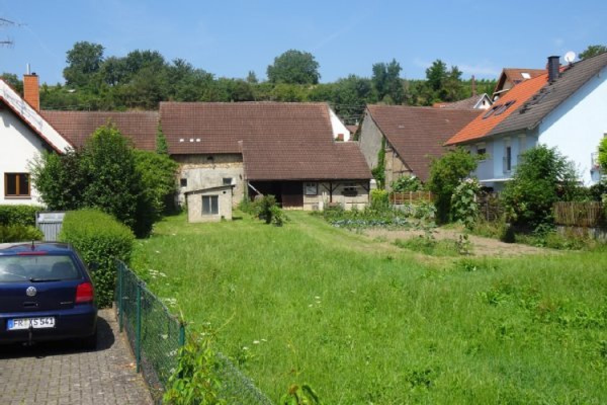Förderung gebäudebrütender Vogelarten/ Fledermausarten, Foto: J. Trautner Scheune mit Wiese und Einfamilienhäuser