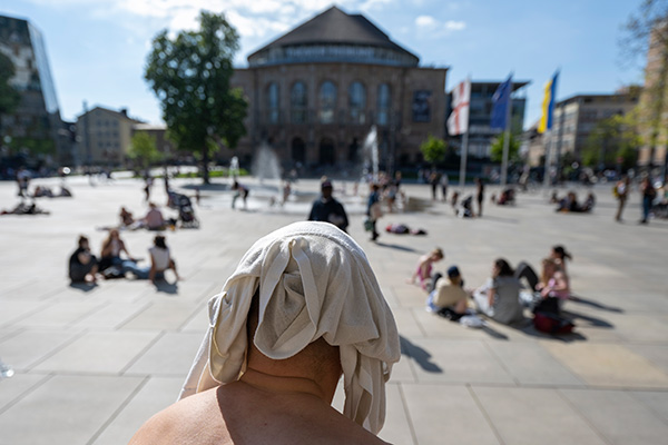 Menschen auf einem Platz 