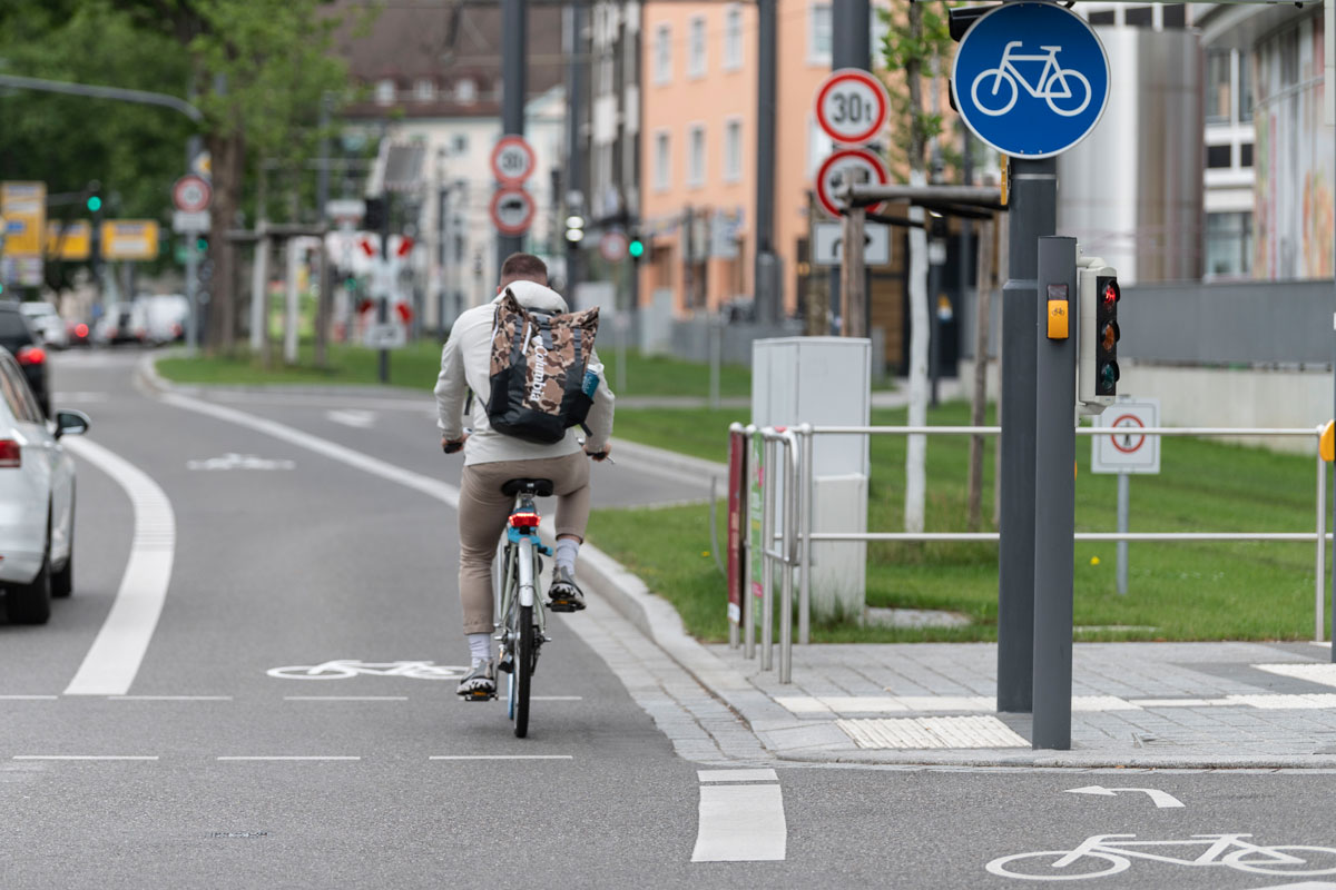 Fahrradfahrer auf Radweg, Fahrradabbiegespur, Fahrradampel