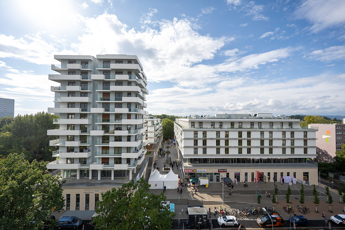 Das neue Einkaufszentrum in Landwasser bei seiner Eröffnung