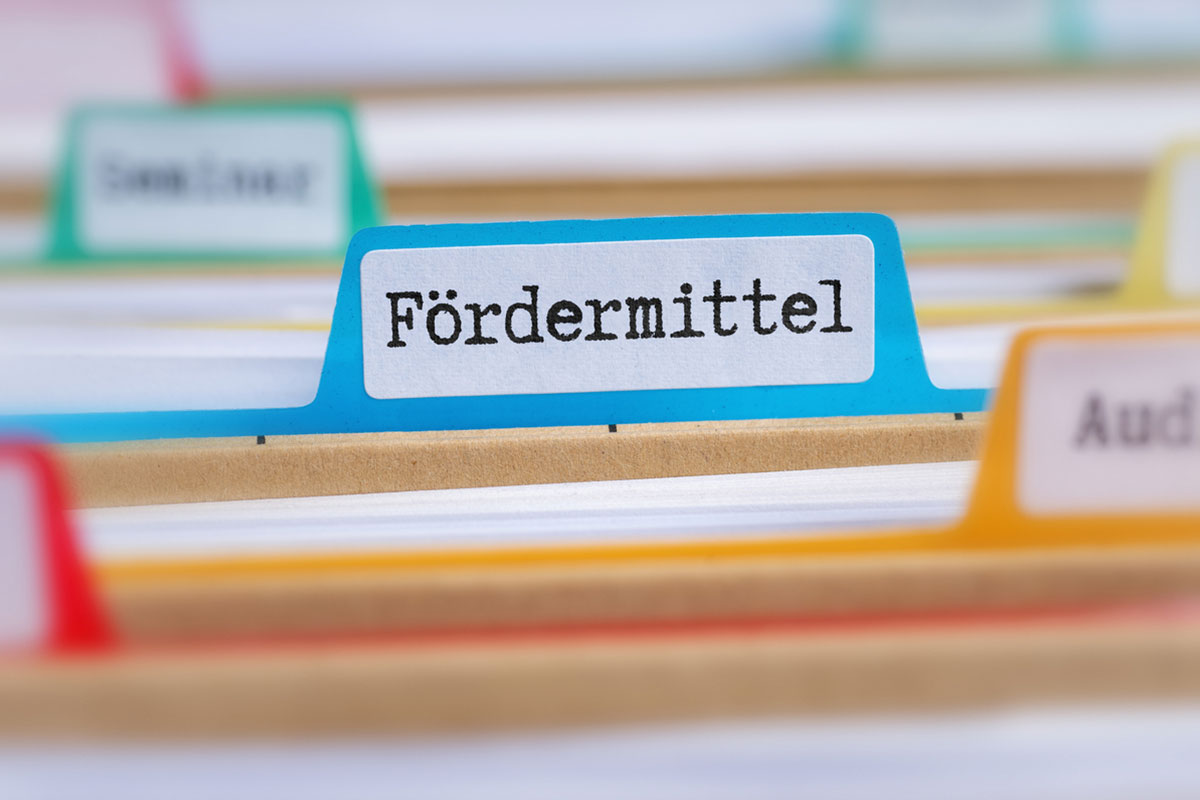 Foto: Zerbor / istockphoto.com Aktenordner mit einem Reiter mit der Aufschrift Fördermittel