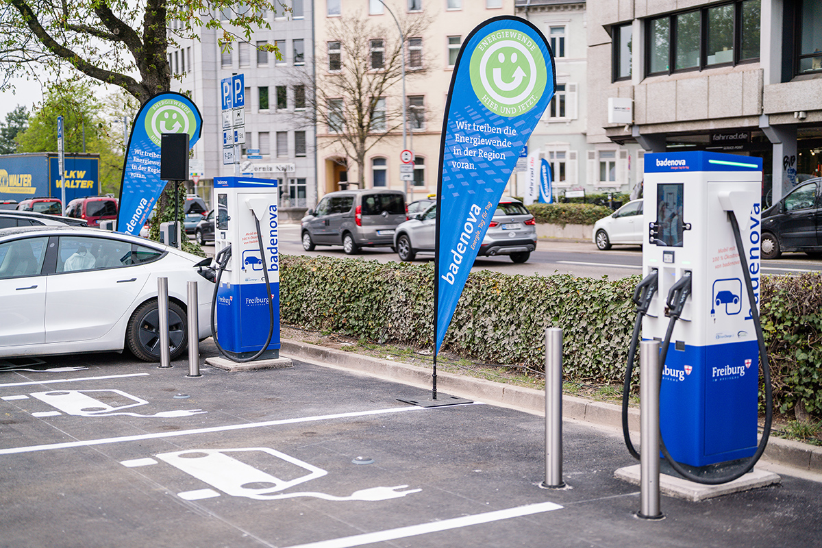 Ladesäulen auf einem Parkplatz entlang der B31/ Schreiberstraße