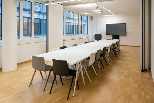 Konferenzraum mit großem Bildschirm