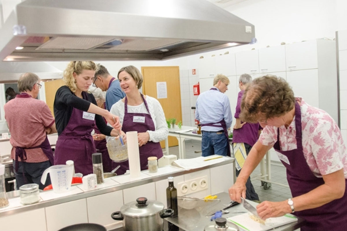Mehrere Personsn arbeiten in einer Küche