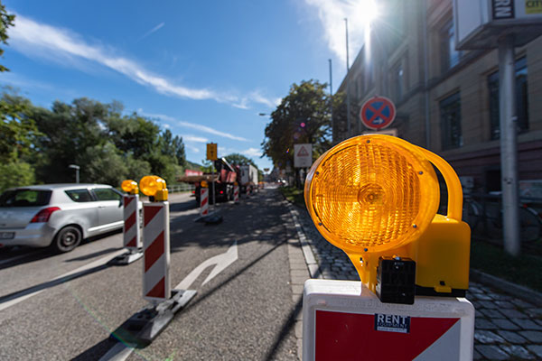 Neubau Staudinger-Schule: zwei Kräne auf Baustelle