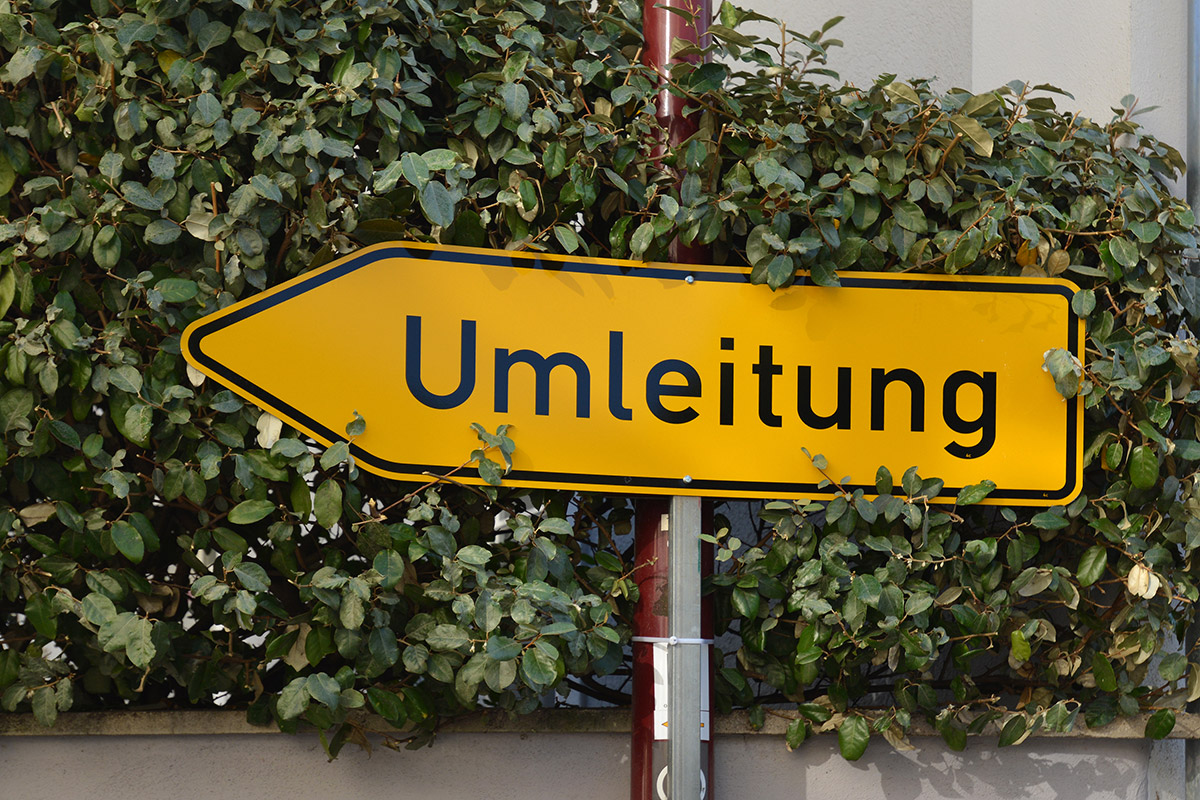 Umleitungsschild vor Efeu