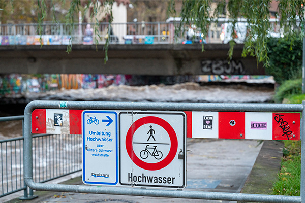 Dreisamhochwasser mit gesperrtem Radweg