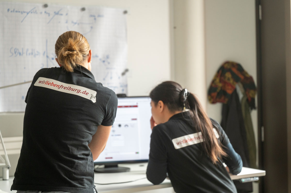 Zwei Frauen mit Aufdruck auf dem T-Shirt