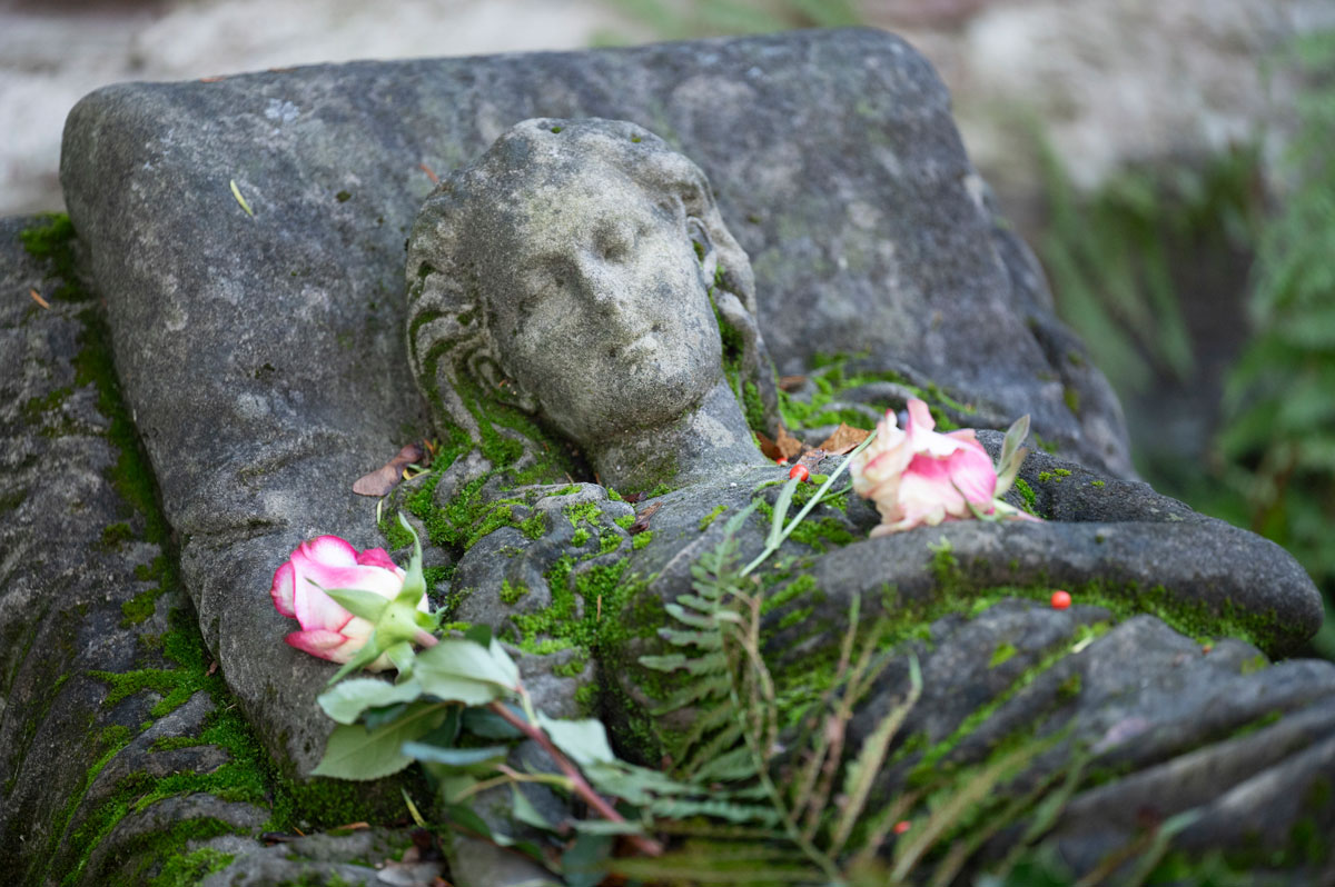 Grabstein "Schlafendes Mädchen" auf dem Alten Friedhof