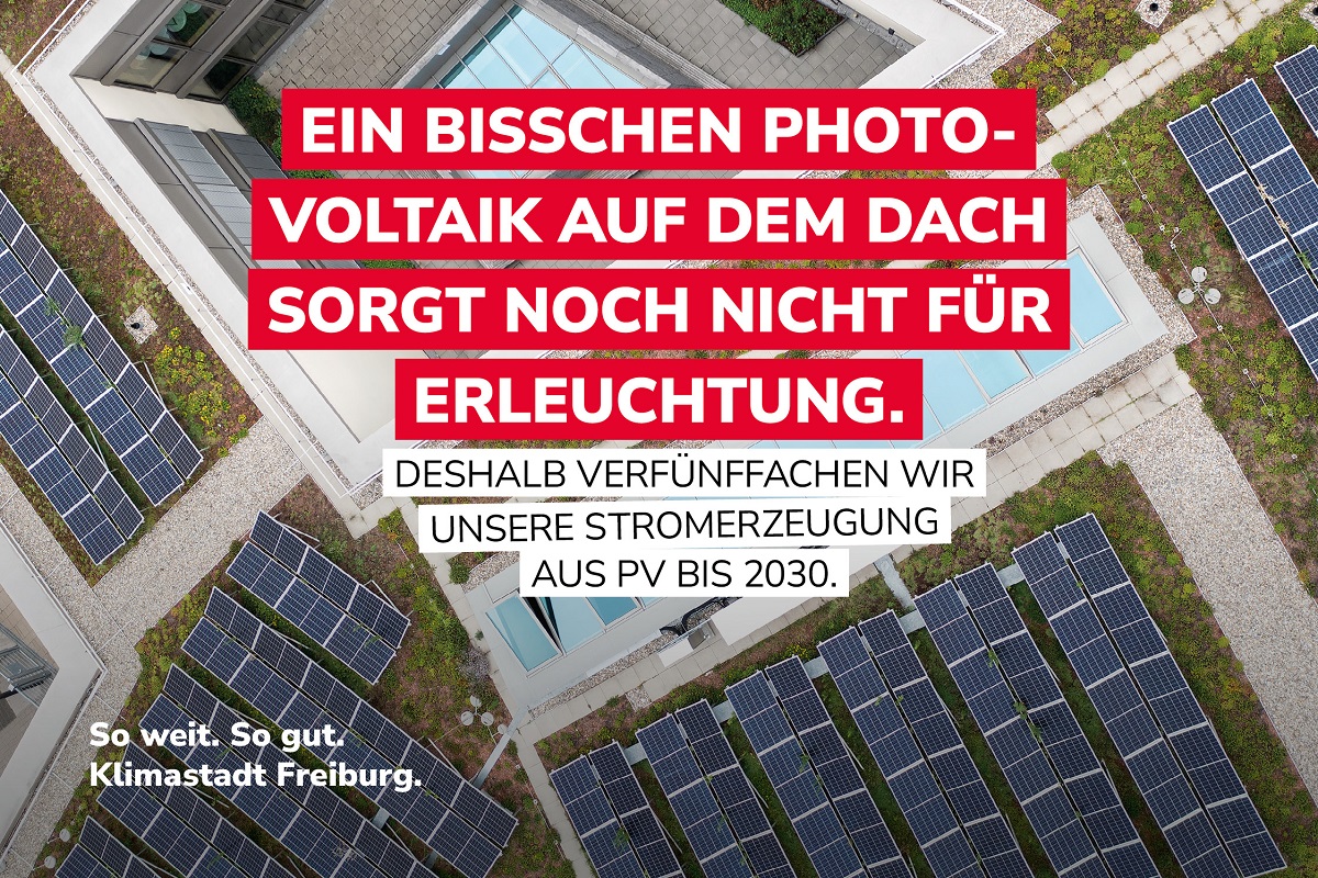 PV-Anlage auf Flachdach mit Claim: Ein bisschen Photovoltaik auf dem Dach sorft noch nicht für Erleuchtung. Deshalb verfünffachen wir unsere Stromerzeugung aus PV bis 2030.