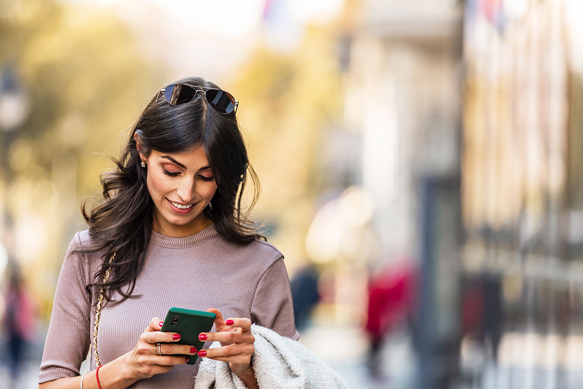 Junge Frau mit Smartphone