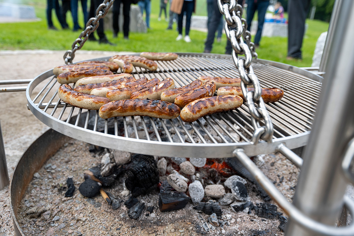 Grillrost mit Würstchen