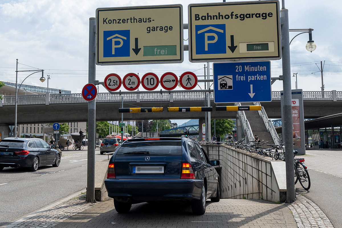 Auto fährt in Bahnhofsgarage ein