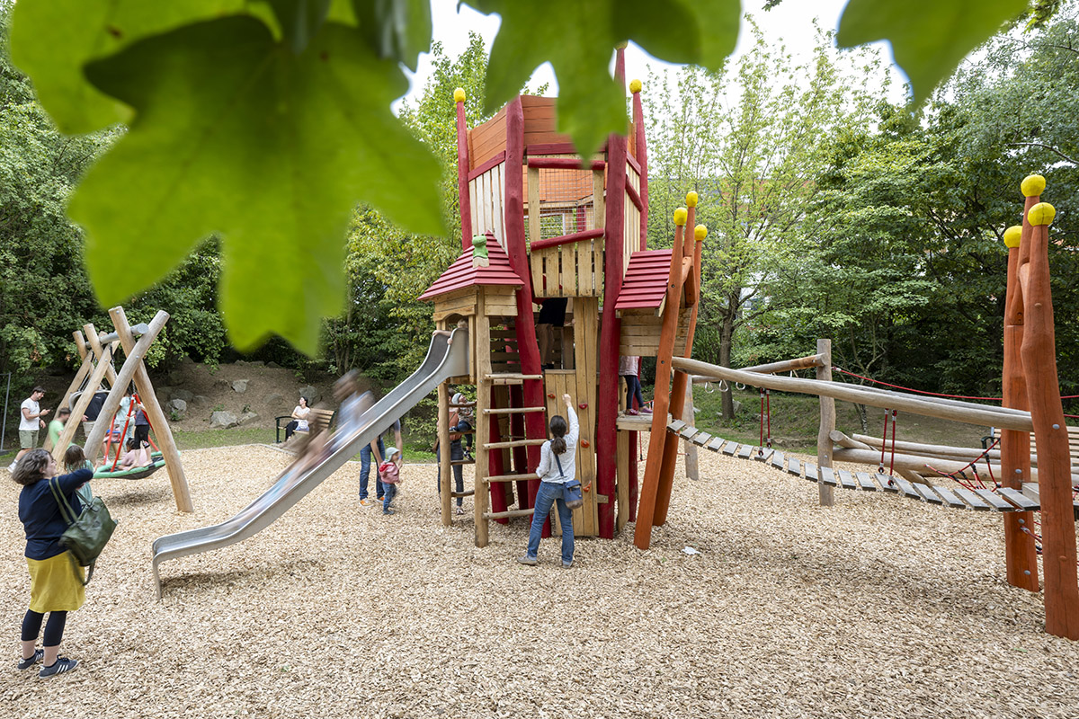 Kinderspielplatz mit Sand, Rutsche und Kletterturm.