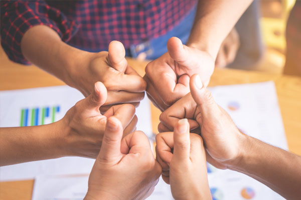 Menschen halten die Hände