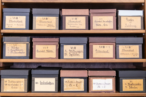 Regal mit Boxen mit alten Schriftstücken