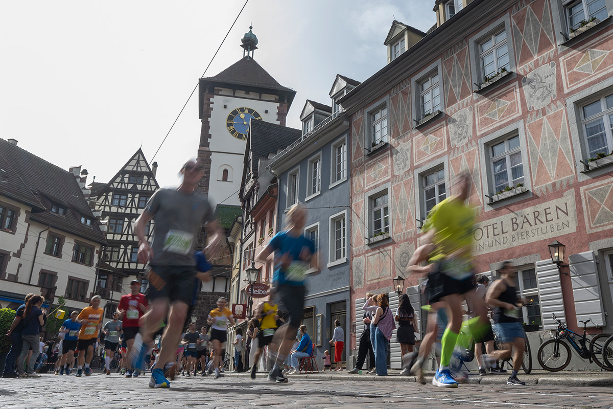 Teilnehmendes des Freiburg Marathons vor dem Schwabentor