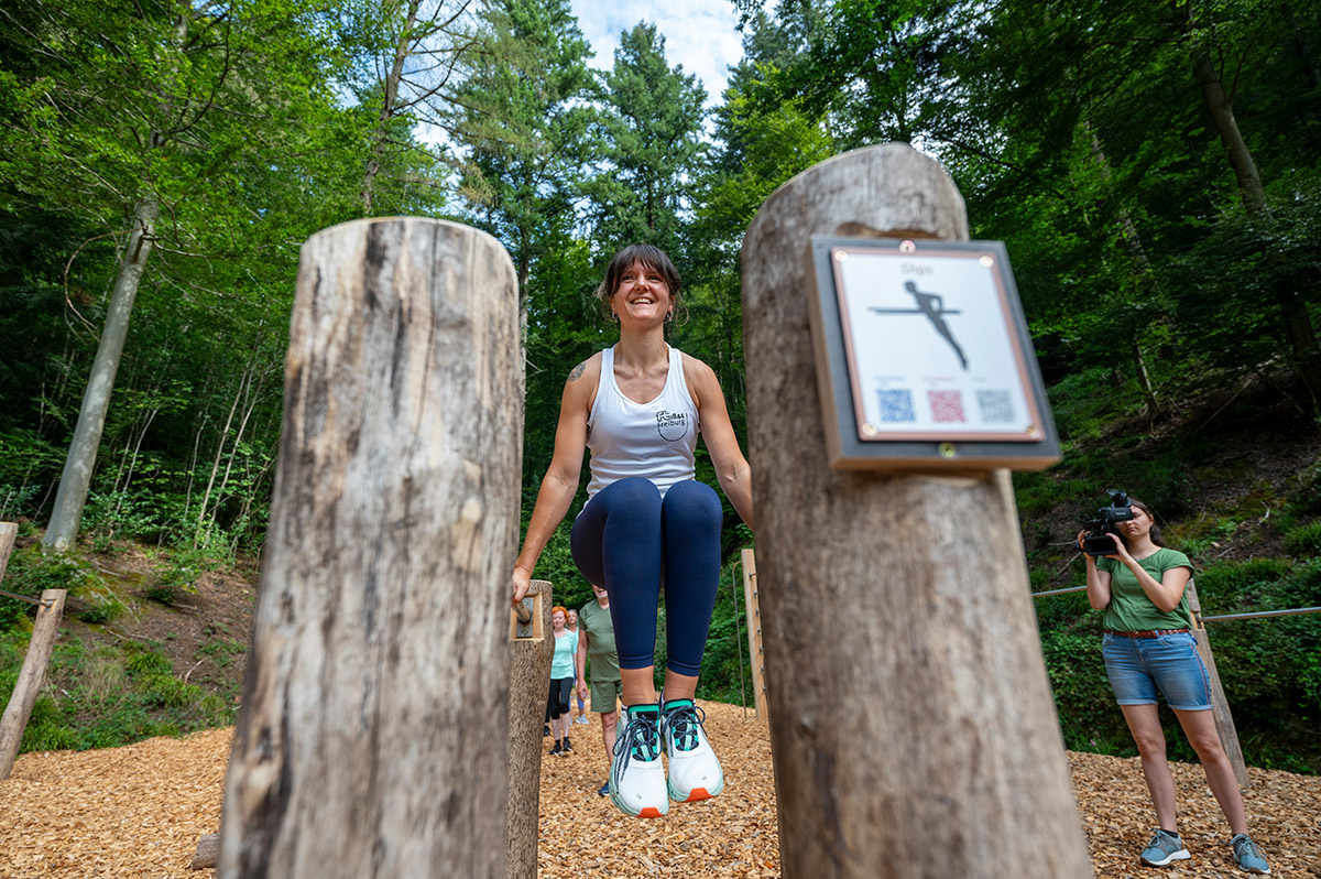 Sportlerin auf Bewegungspark im Ottilienwald, Kamera im Hintergrund