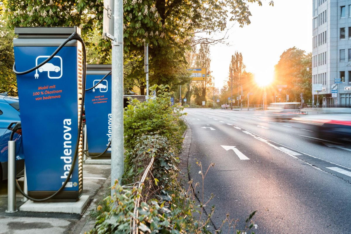 Schnellladesäulen auf einem Parkplatz entlang der B31/ Schreiberstraße