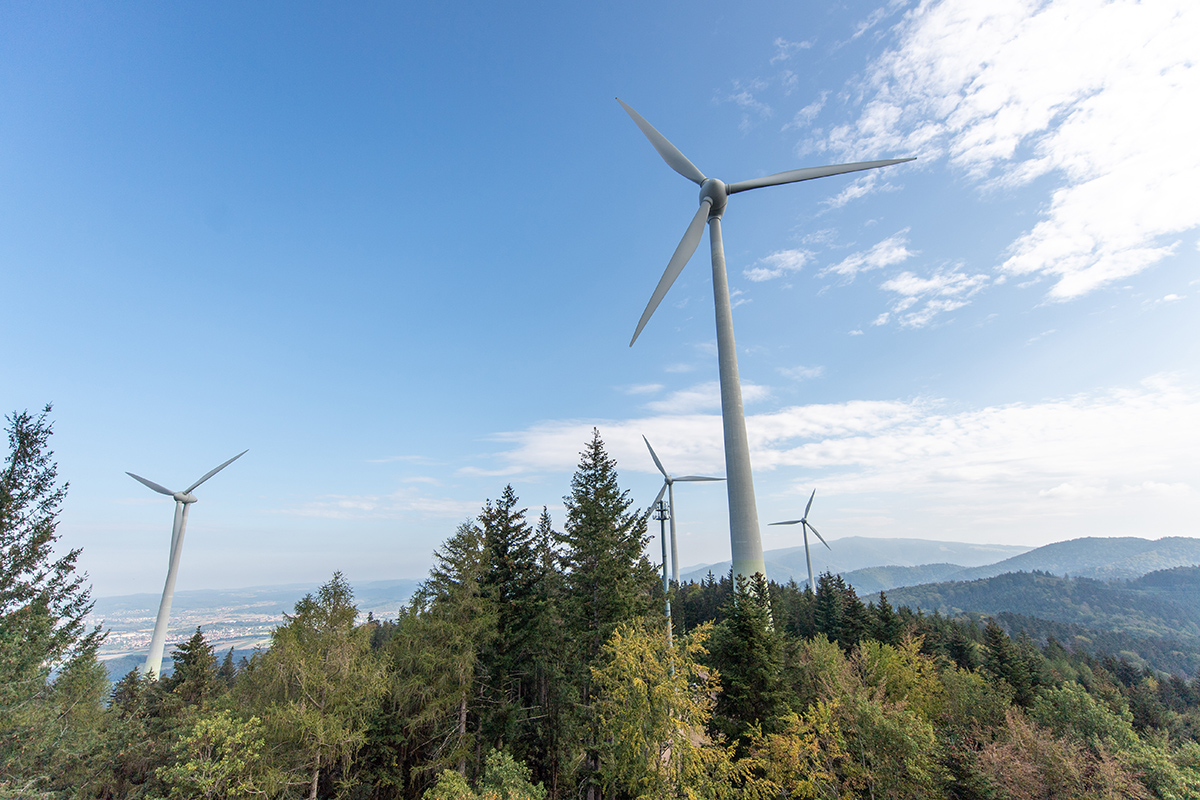 Vier Windräder auf einem Berg