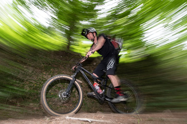 Mountainbiker auf Fahrrad im Wald