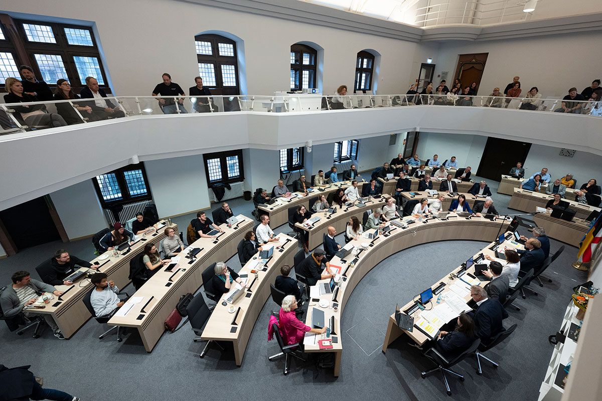 Die Plätze wurden neu verteilt: Der Gemeinderat hat beschlossen, wo wer in Zukunft sitzen wird. (Foto: Seeger/Stadt Freiburg)