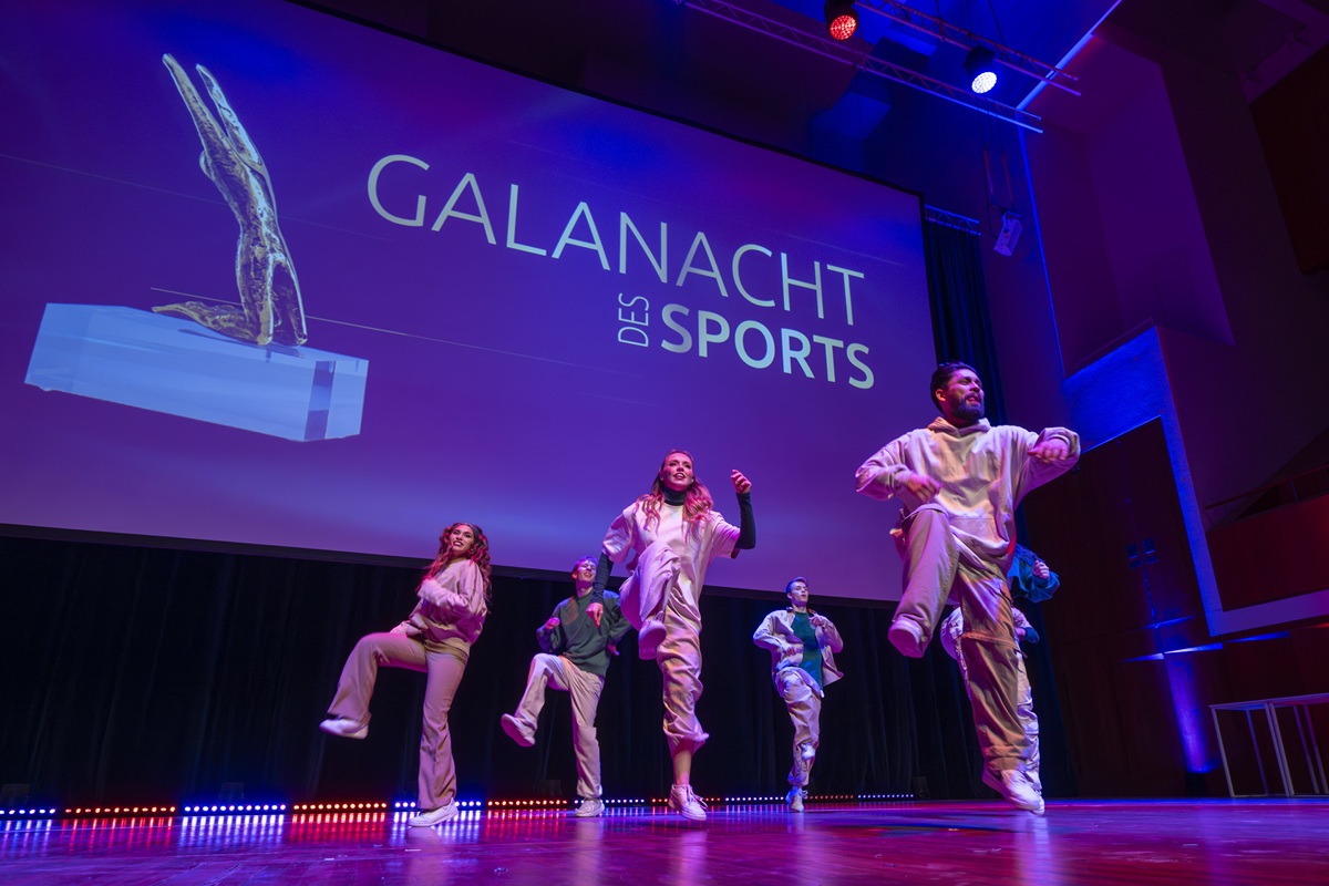 Eine Tanzgruppe tanzt auf der Bühne der Galanacht des Sports.