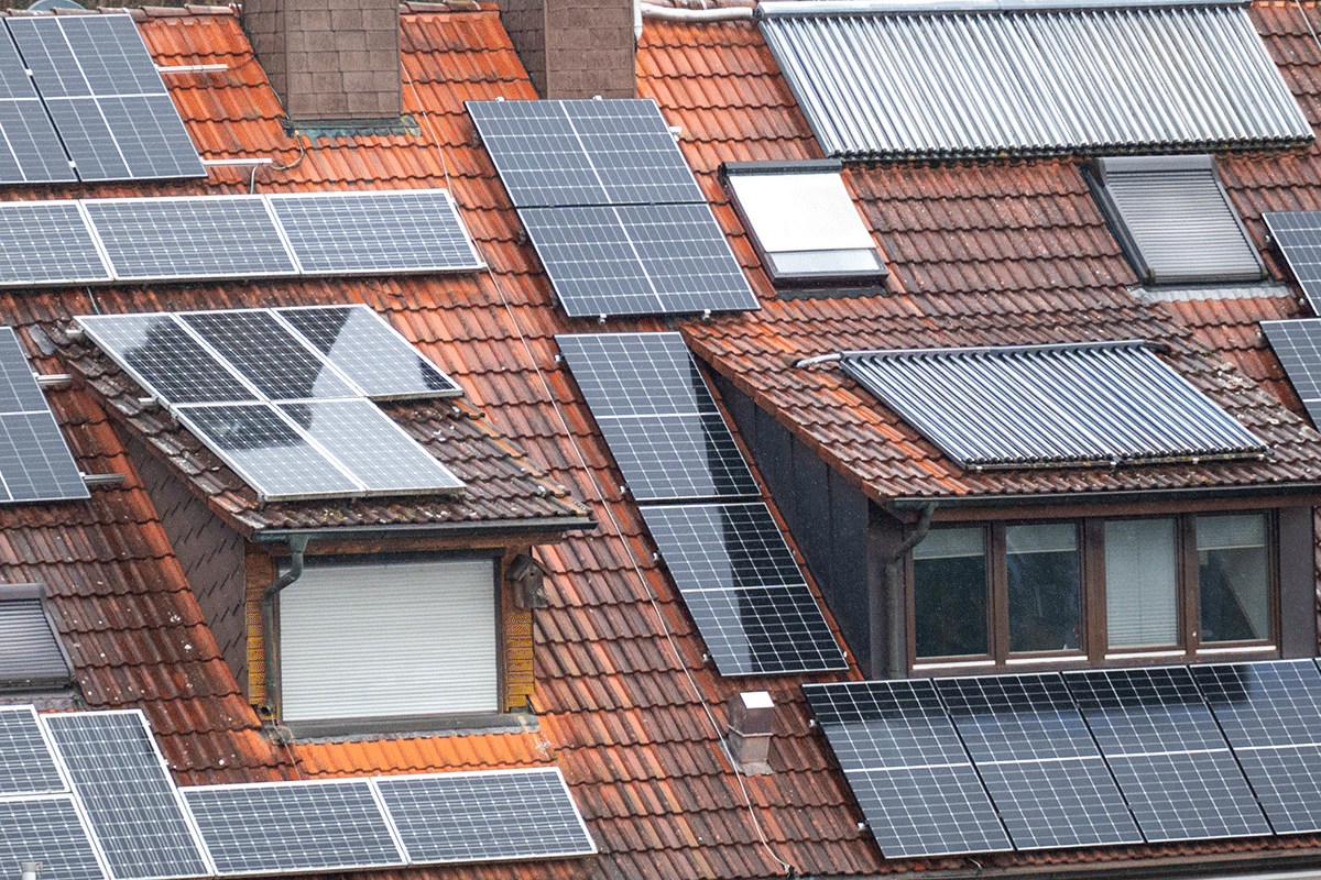 Zahlreiche verschiedene PV-Module auf zwei angrenzenden Dächern