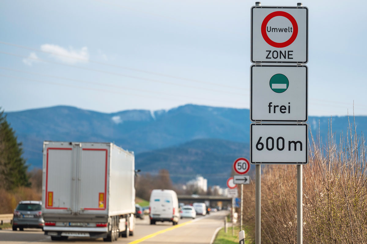 Zweispurige Straße mit Autos