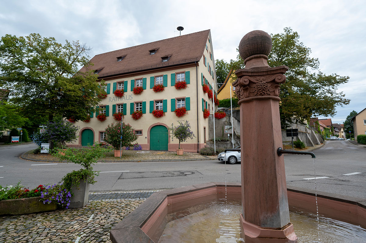 Dörfl iche Idylle: In der Ortsmitte liegt das Rathaus, das Herz von Opfingen.