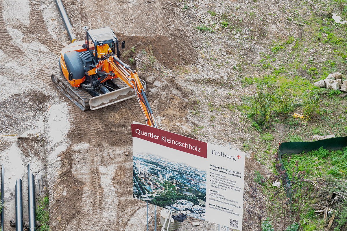 Bagger und Schild zu Kleineschholz