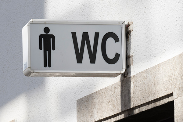 WC-Schild über Tür