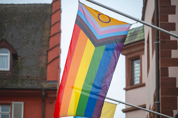 Regenbogenflagge am Rathaus