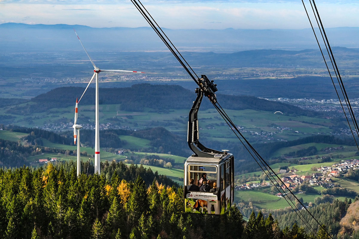 Blick vom Schauinsland nach Freiburg, Gondel und zwei Windräder