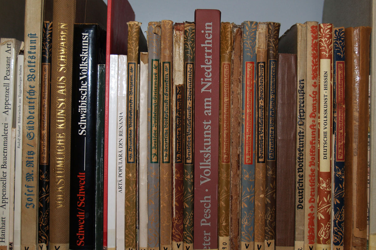 Freiburger Museen: Buchrücken in der Bibliothek