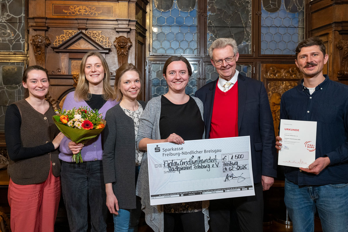 Vertreter*innen von den Stadtpiraten mit einem Spendencheck