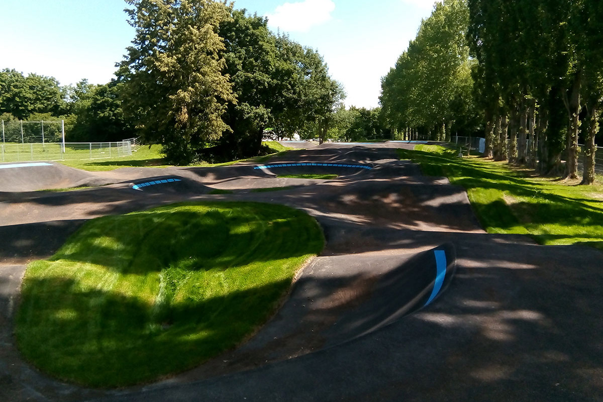 Bahn auf einem Pumptrack