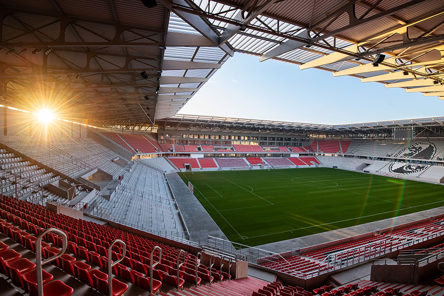 Stadionrasen, umgeben von überdachten Sitz- und Stehplätzen