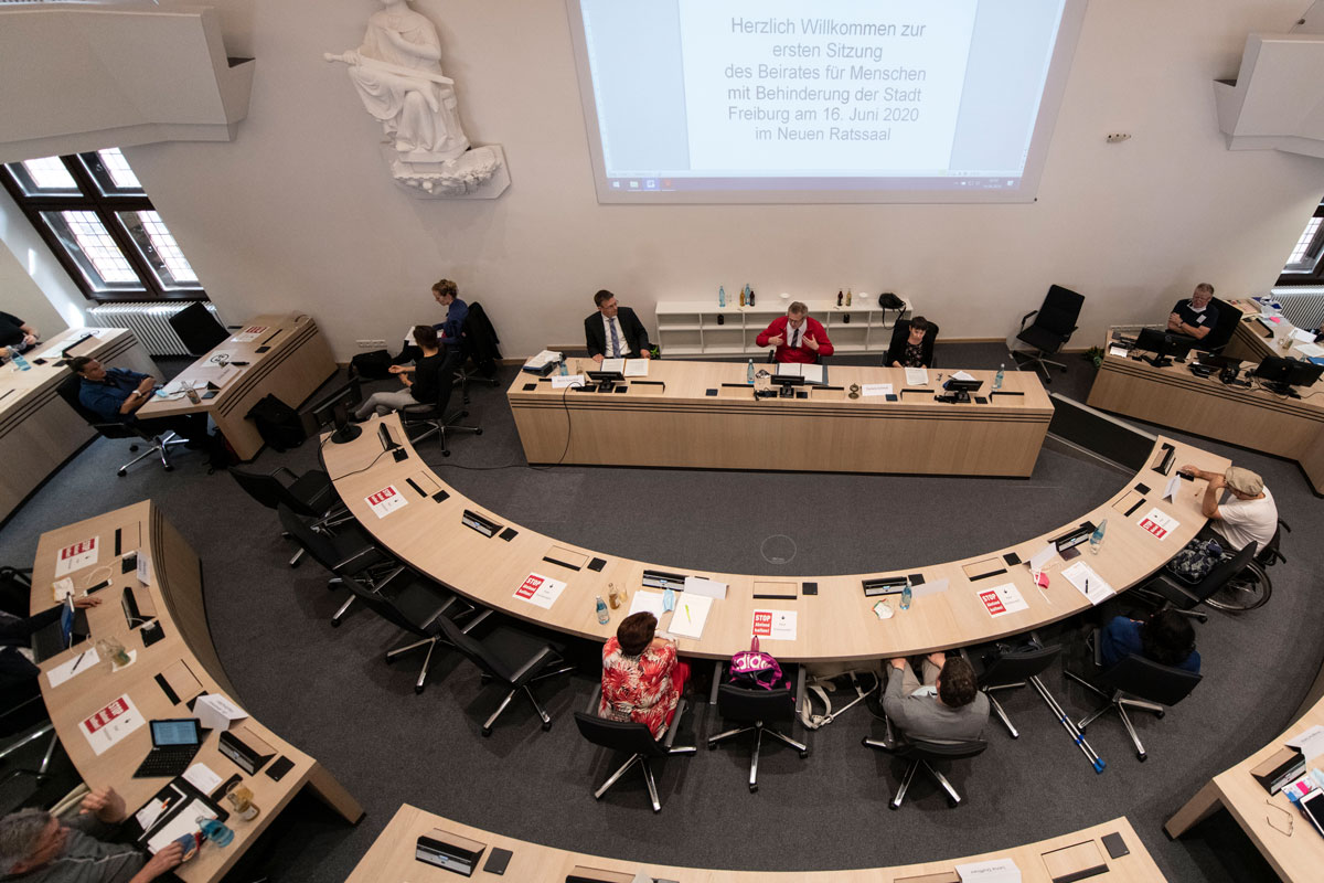 Die Mitglieder des Behindertenbeirats im Ratssaal im Freiburger Rathaus.