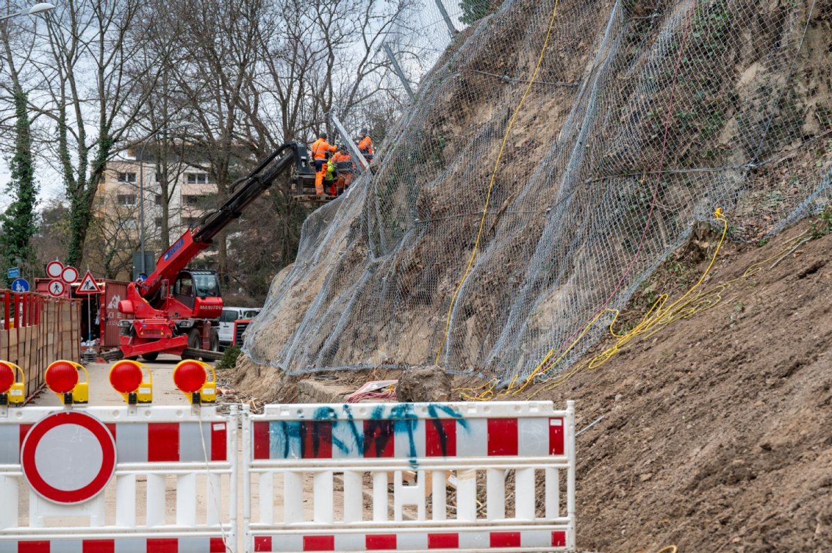 Ein Bagger bearbeitet den Hang in der Kartäuserstraße