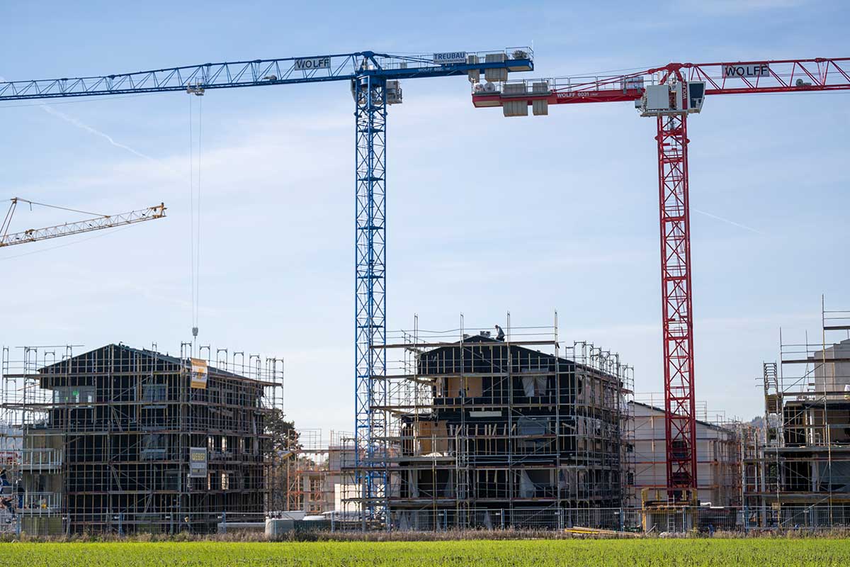 eingerüstete Neubaumehrfamilienhäuser mit Kränen